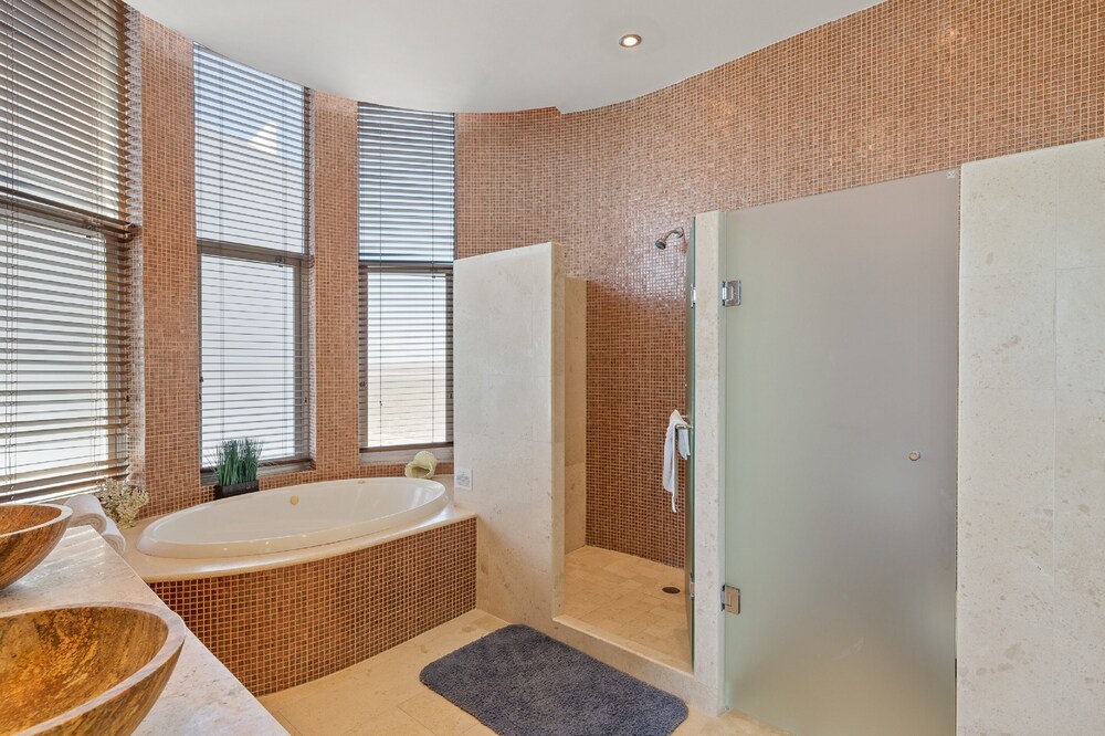 Encanto Living 1202 -4BR by Kivoya