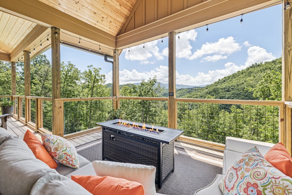 Bear Cheeks 4 Bedroom Cabin