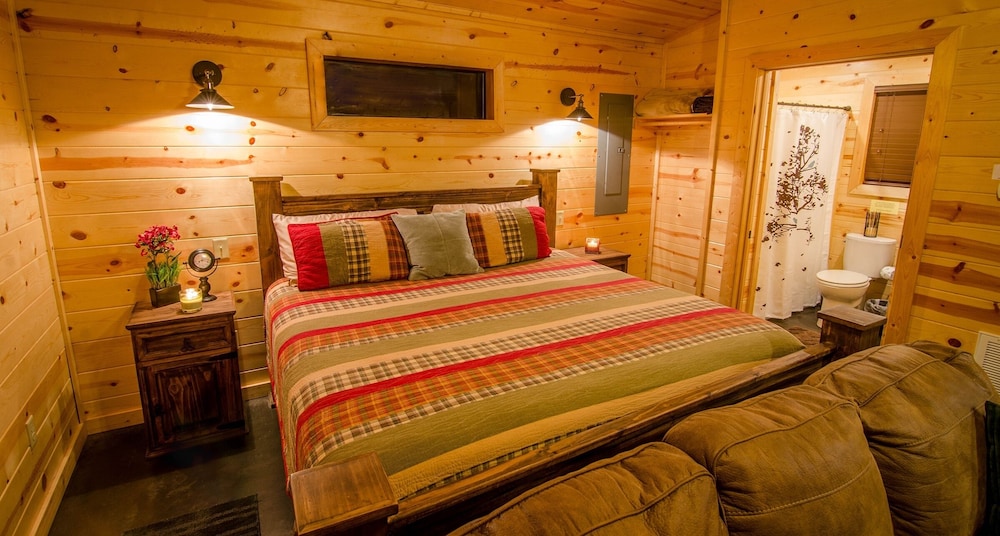 Sunsettin Cabin With Fireplace, Free Wifi, and Parking Onsite by Redawning view 2