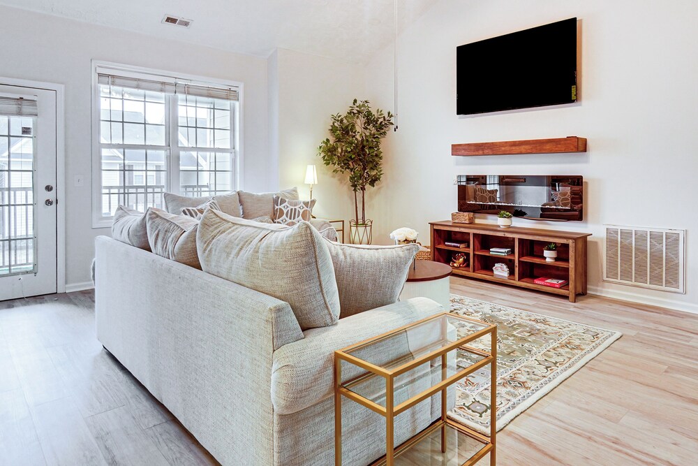 9 Mi to Dtwn Fayetteville: Condo w/ Pool Access!