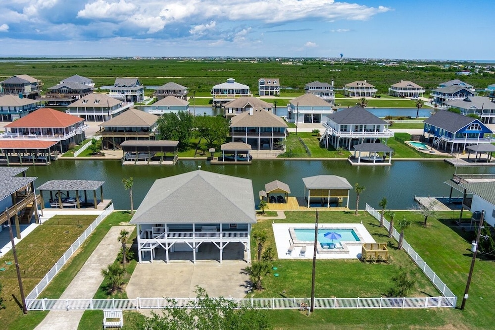 Bolivar Slam 3 Bedroom Home by RedAwning