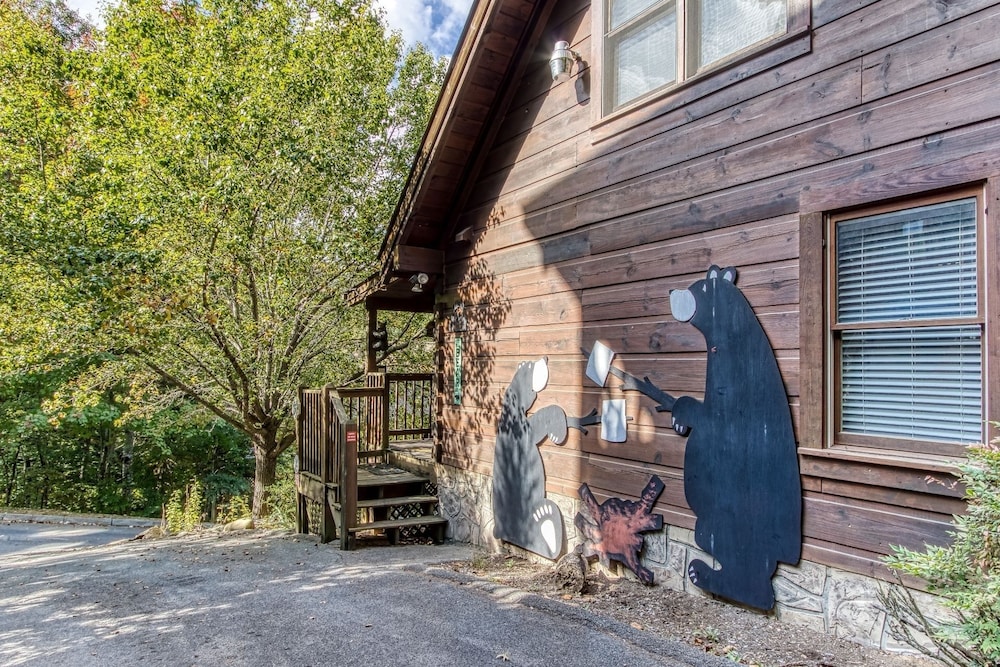 Er245 â Almost Heaven Great Location â Close To Town! 3 Bedroom Cabin by RedAwning view 4