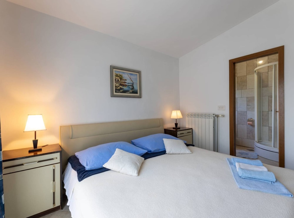 Bright and Spacious Apartment With Terrace in Kastel Stafilic