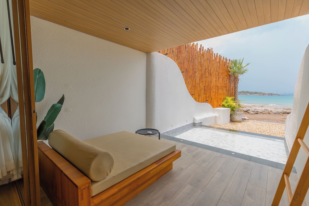 Tasana Bar and Luxury resort