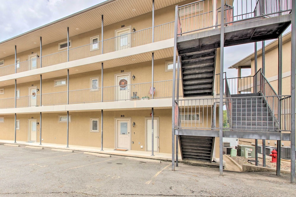 Balcony & Boat Slip: Lakefront Unit in Hot Springs view 2