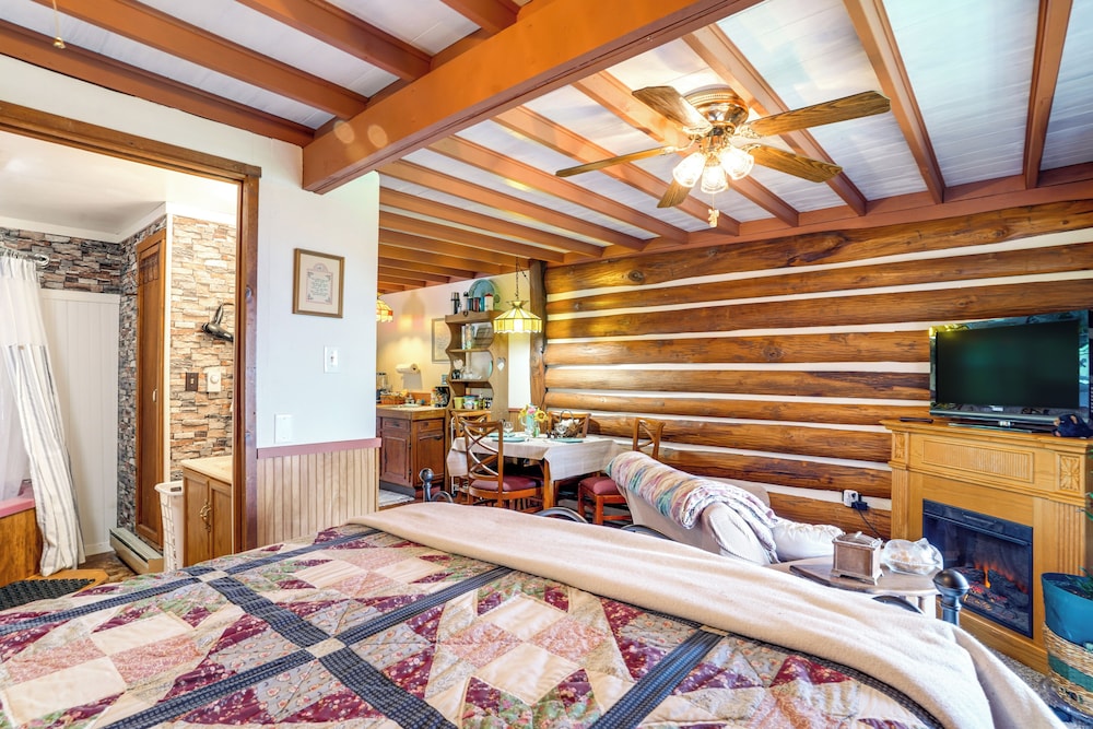 Cozy Luray Cabin w/ Views: Near Hiking Trails!