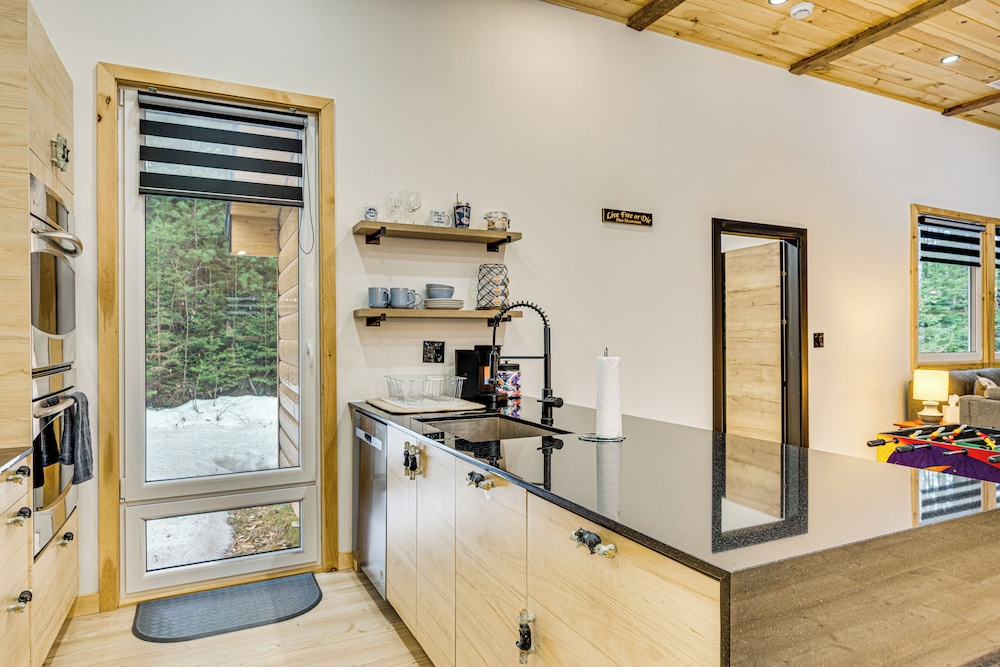 Porch & 1-acre Yard: White Mountains Hideaway
