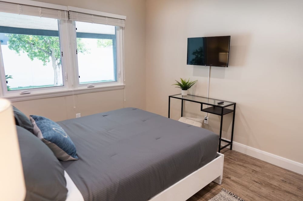 Remodeled 3BR House w Hot Tub Fenced Yard p58