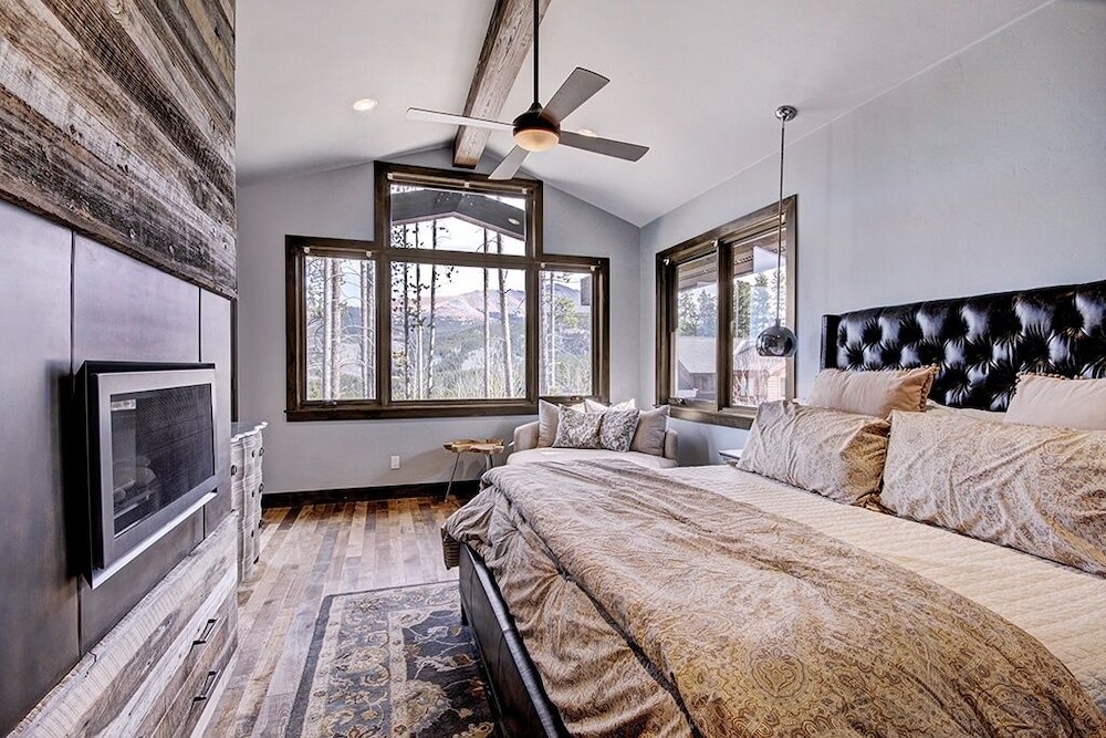 Hawk's Hideaway 6 Bedroom Home