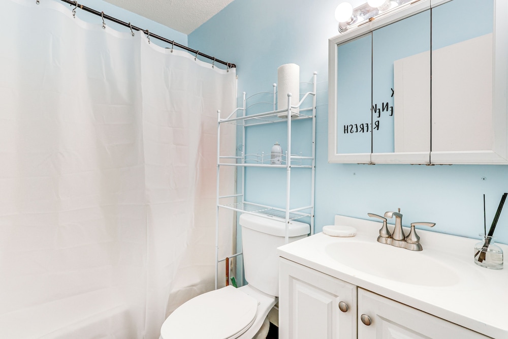 3 Mi to Dtwn New Haven: Colorful Condo w/ Yard!