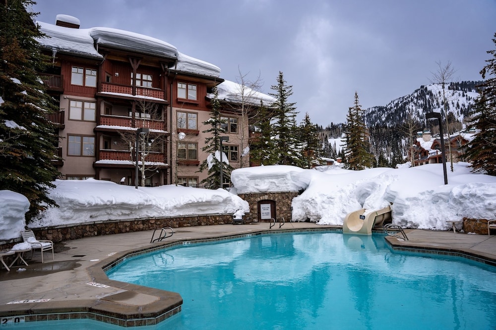 3419b - Double Queen Standard Powderhorn Lodge Suite