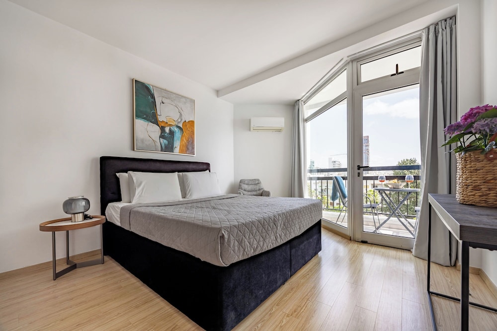 Marathon Beach Apartment With Shared Pool