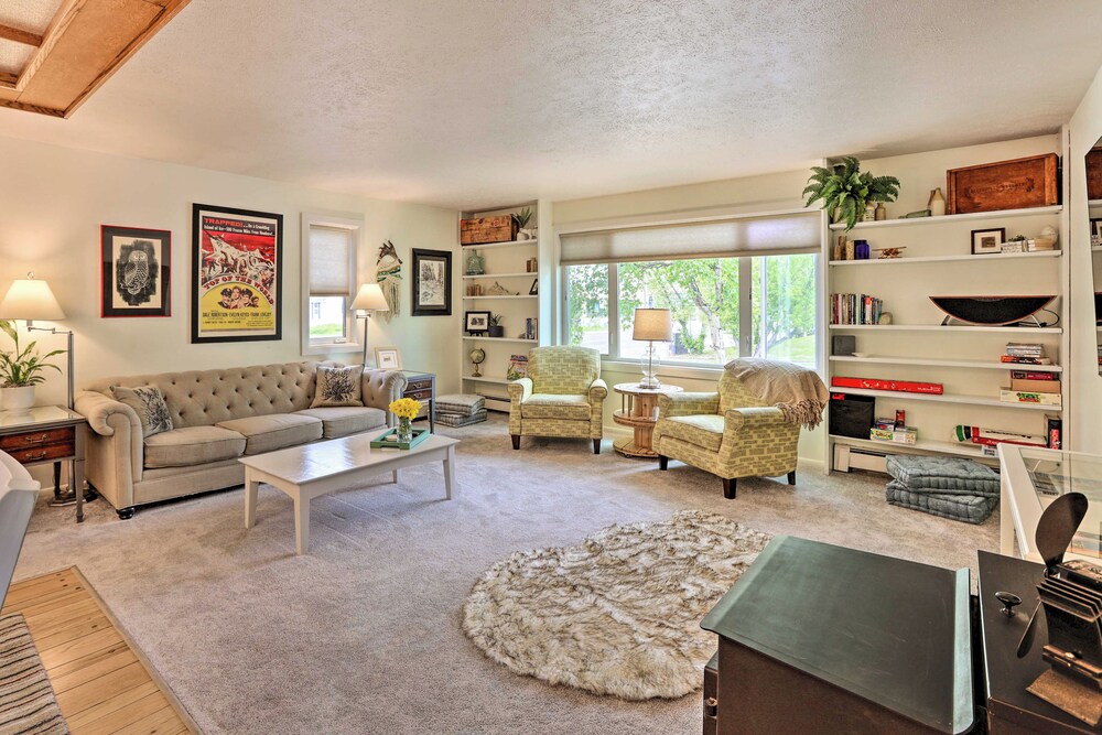 Vibrant 3BR Near Downtown w/ Fireplaces