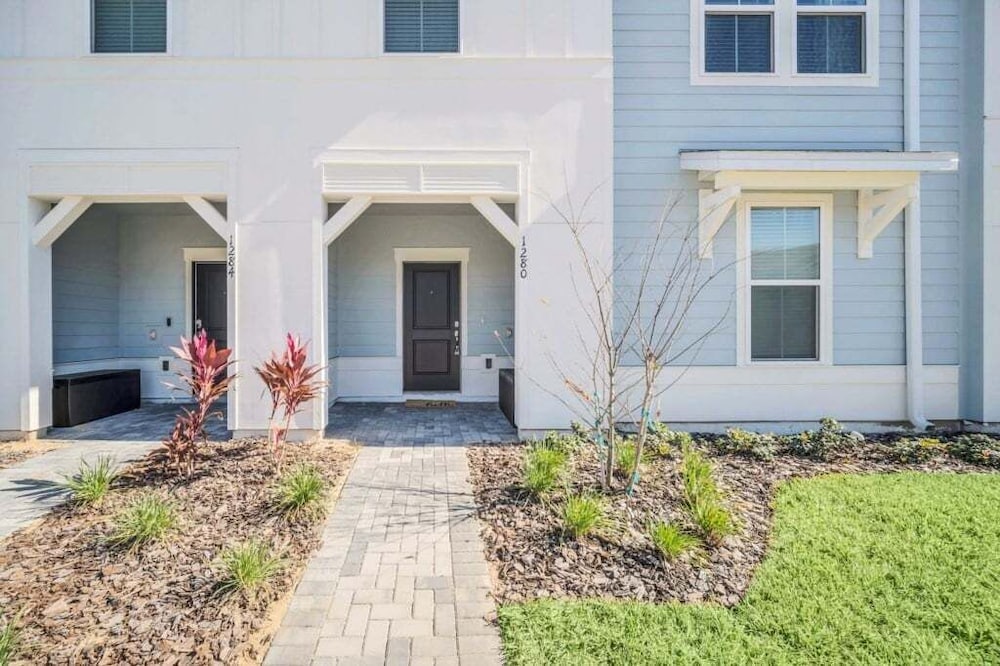 Luxury Home With Splash Pool 5 Bed Townhome! 5 Bedroom Townhouse