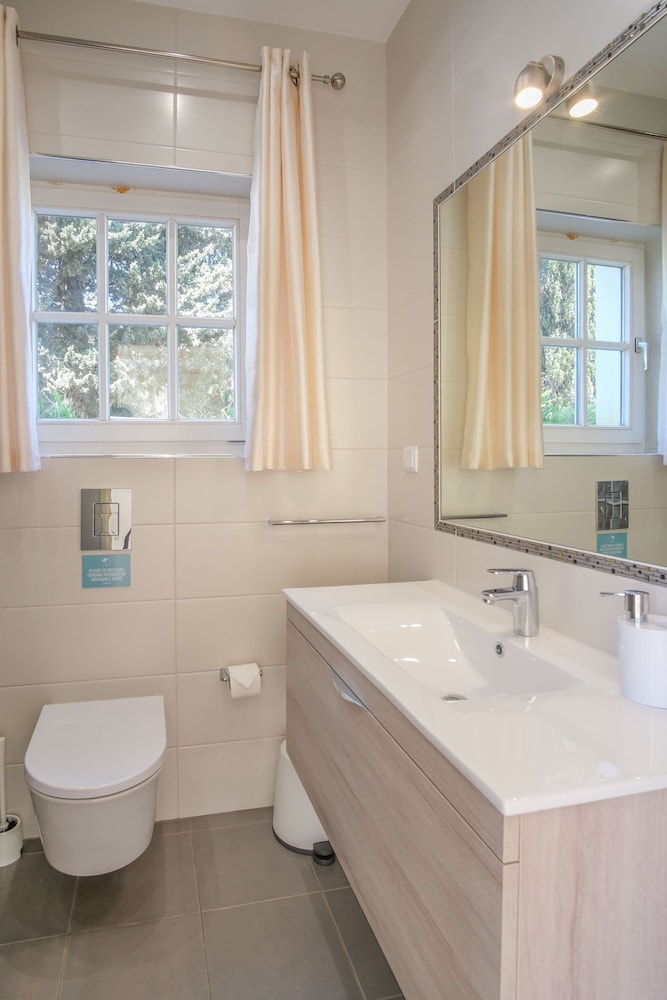 Vale Verde in Lagos With 6 Bedrooms and 4 Bathrooms