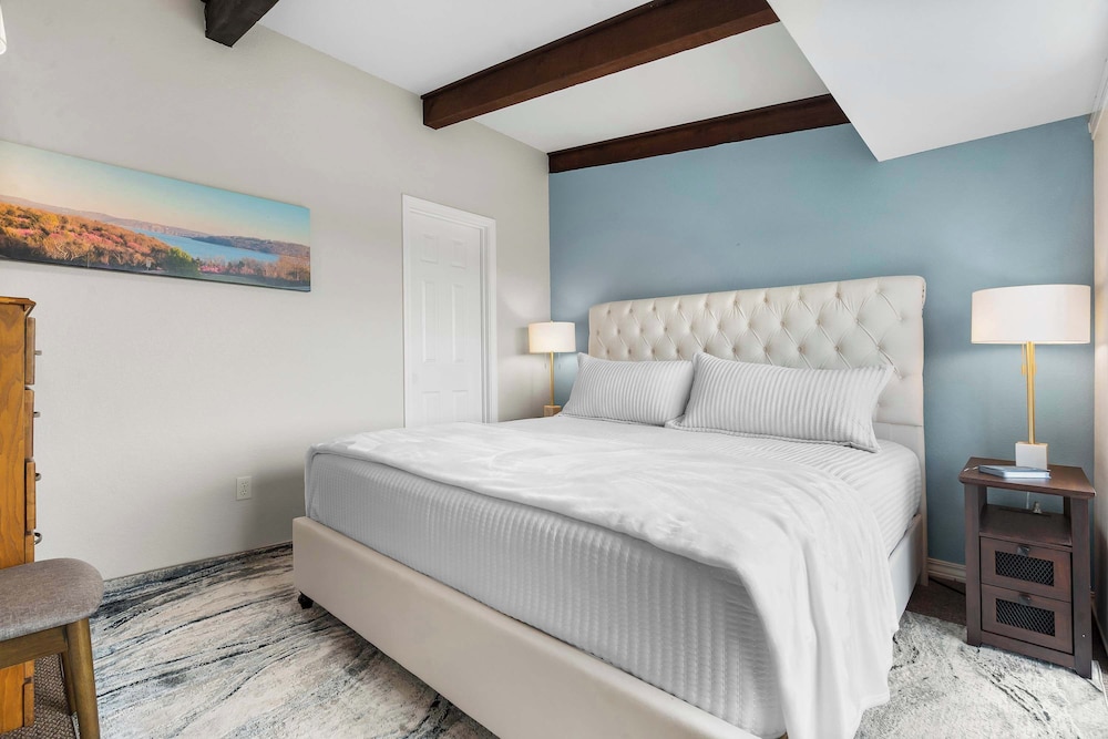 Little Dipper Cozy Condo for 6 w/ Resort-style Amenities
