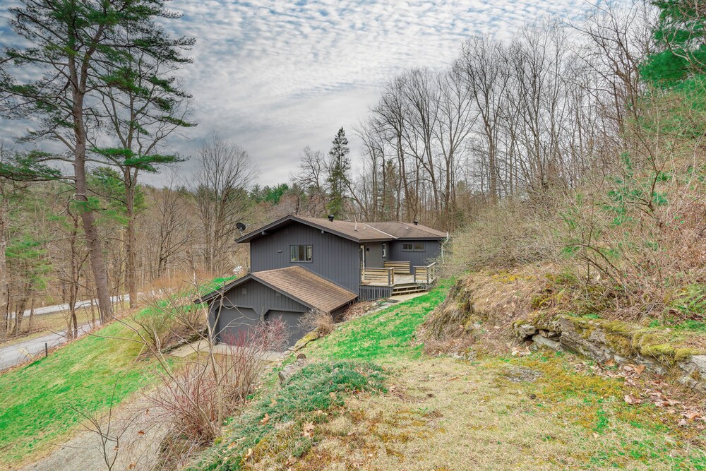 2 Mi to Hoosic River: 'the Moss House' w/ Deck!