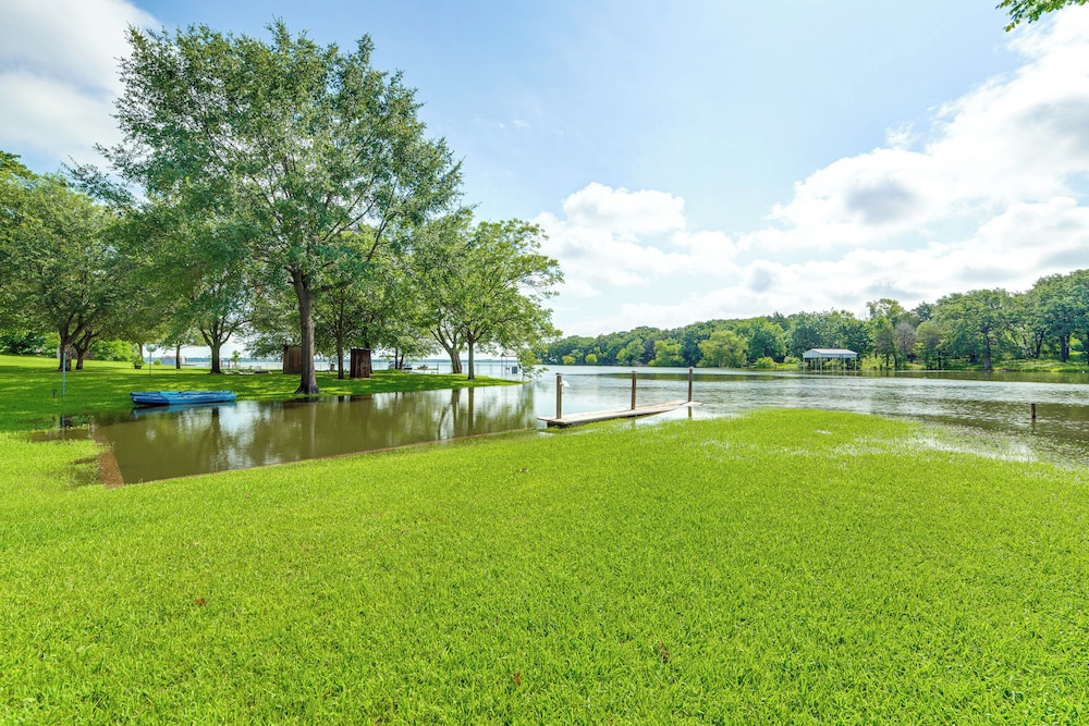 Lake Tawakoni Access + Hot Tub - Wills Point Home!