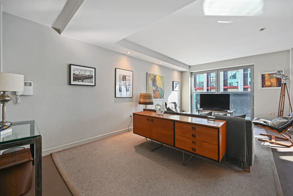 Sleek 2BD Flat W/terrace - 2 Mins From Farringdon!