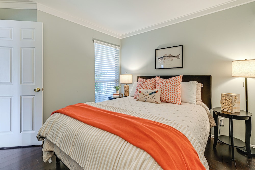 Waterfront Lake Norman Retreat w/ Pool Access!