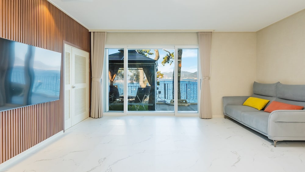 Geoje Daol Pool Villa Pension