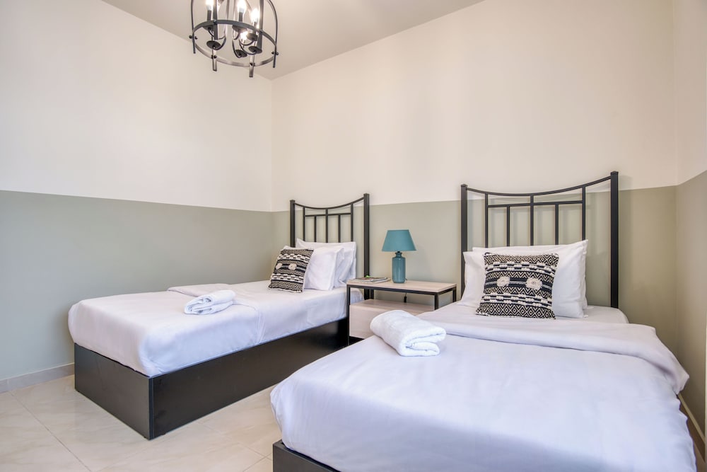 Vinyl 3-Bedroom Apartment in Zouk Mikael