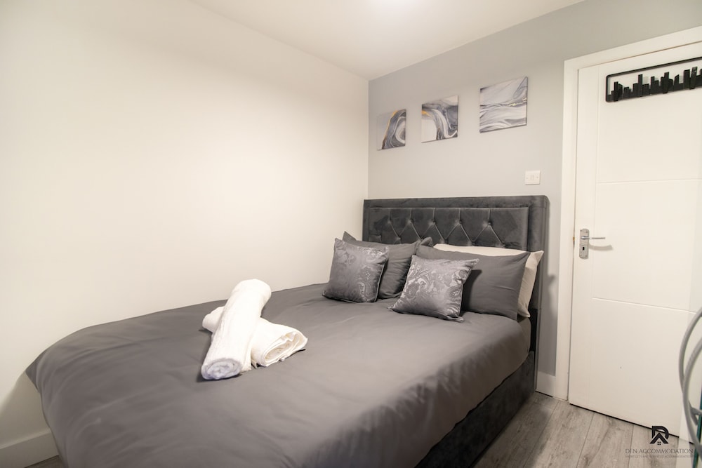 London Apt - Sleeps 4 - Parking - Wifi