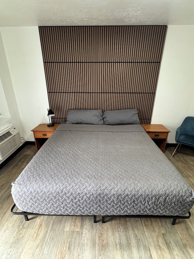 Mac's Motel