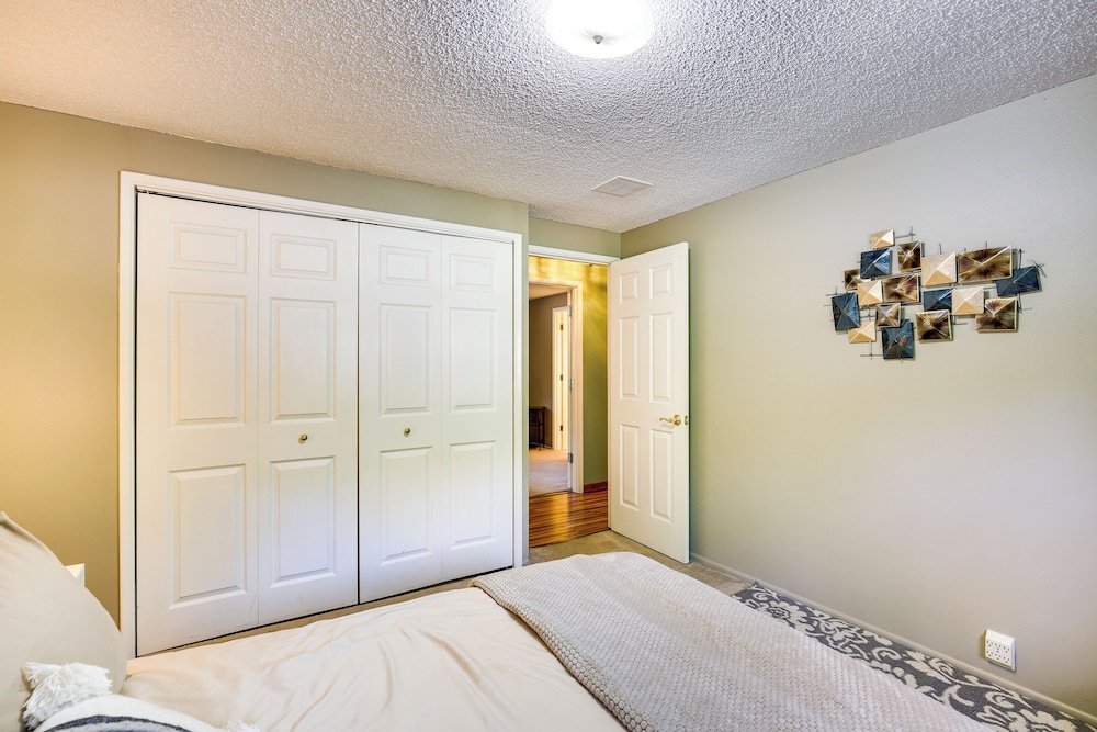 3 Mi to U of O Pet-friendly Home w/ Covered Deck!
