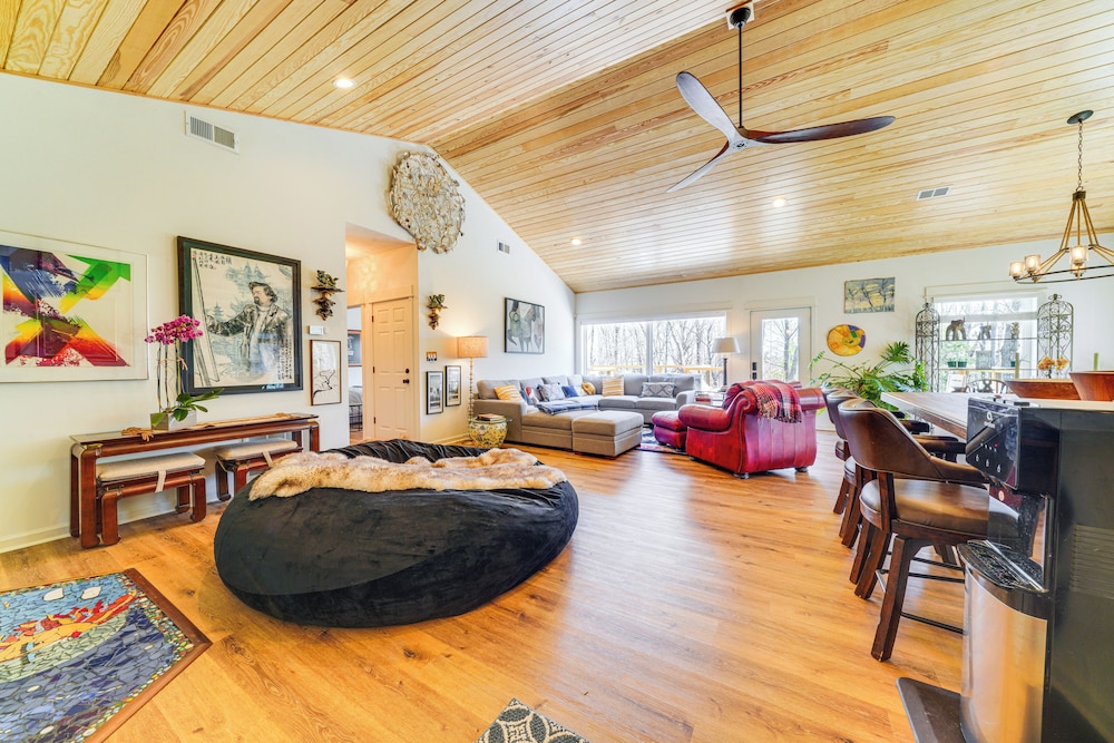 Hot Tub, Deck & Fire Pit: Chic Louisville Home!
