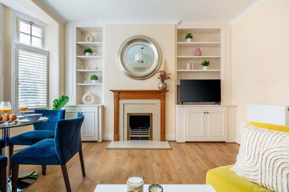 Stylish 3BR 2BA in Mayfair by Hyde Park