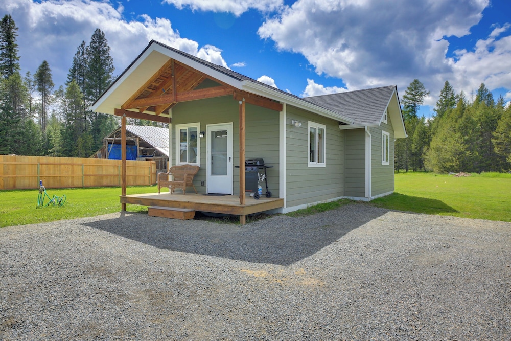 Peaceful Bonners Ferry Cabin w/ Deck & Mtn Views!