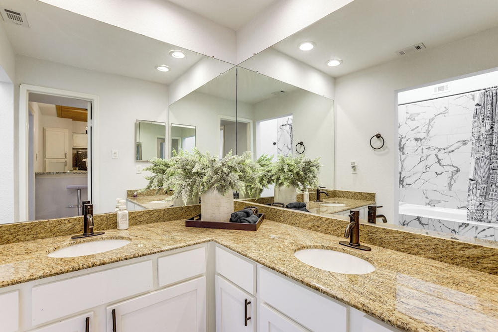 Pet-friendly Condo w/ Pool Access in Houston