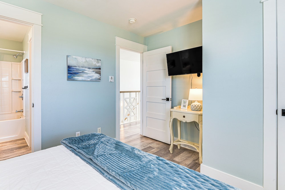 Modern Coastal Farmhouse: Walk to Surfside Beach!