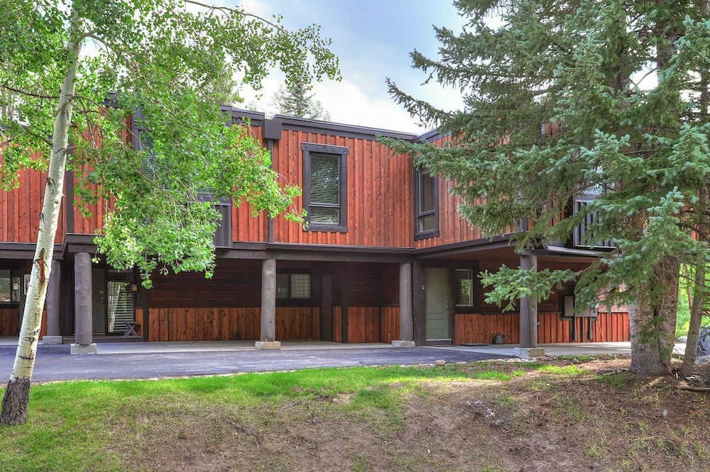 Spacious Mill Run 3 Townhouse Close to City Attractions by RedAwning
