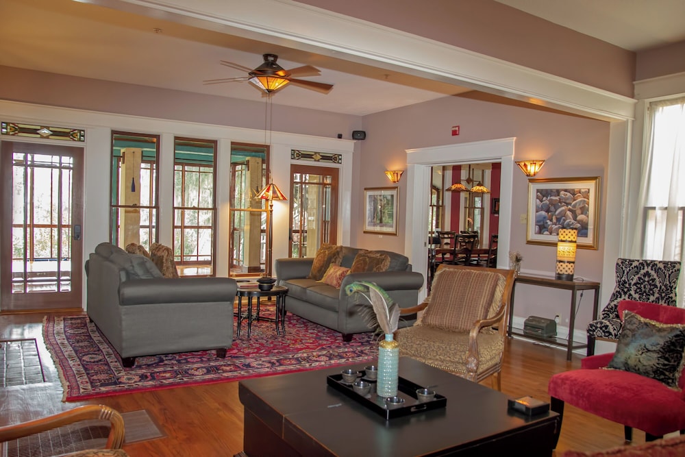 Oakland Manor House