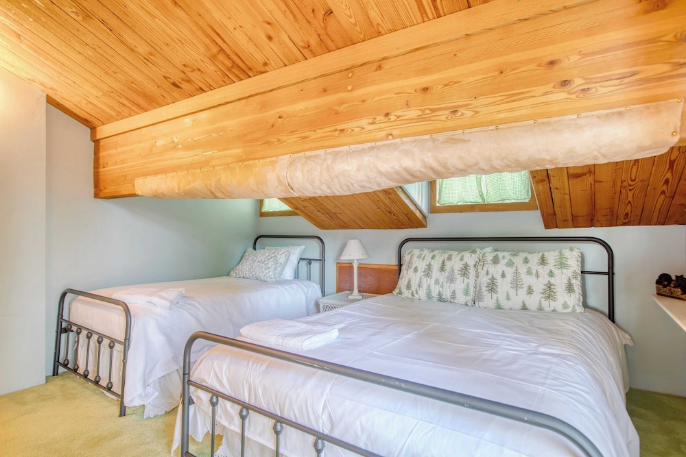 2 Lakefront Homes by Avantstay Sleeps 23, Private Dock+beach, Hot Tub, Fire Pit, Deck Views