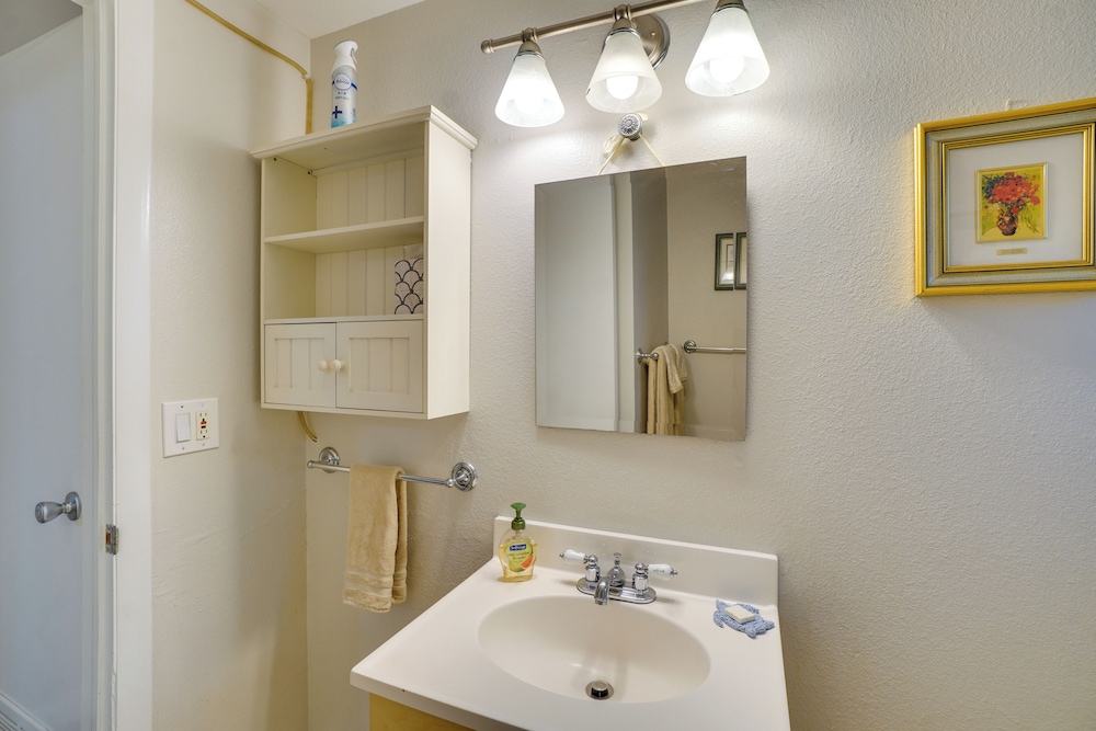 7 Mi to Coors Field: Denver Apt w/ Patio!