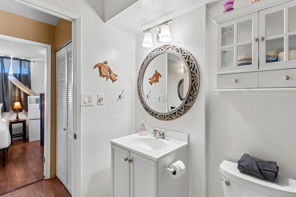 Kalama Terrace P-307 - 3rd-floor Walkup, 7 min Walk to Charley Young Beach, AC!