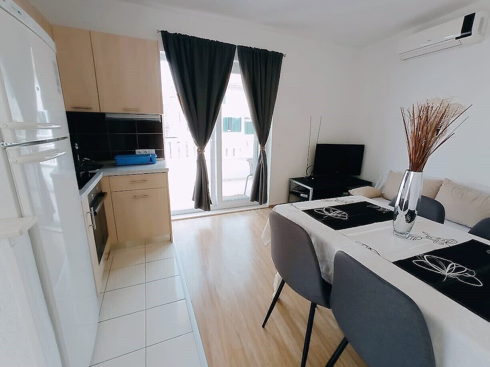 Cute apartment in stone house near sea