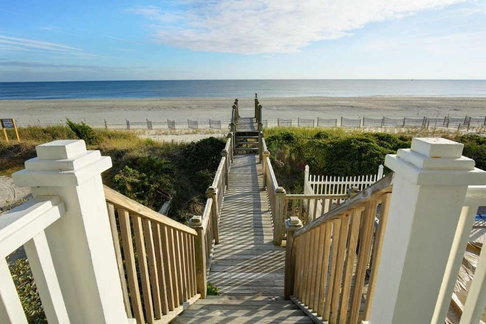 Sweet Dreams Private 4 Bedroom Home by RedAwning