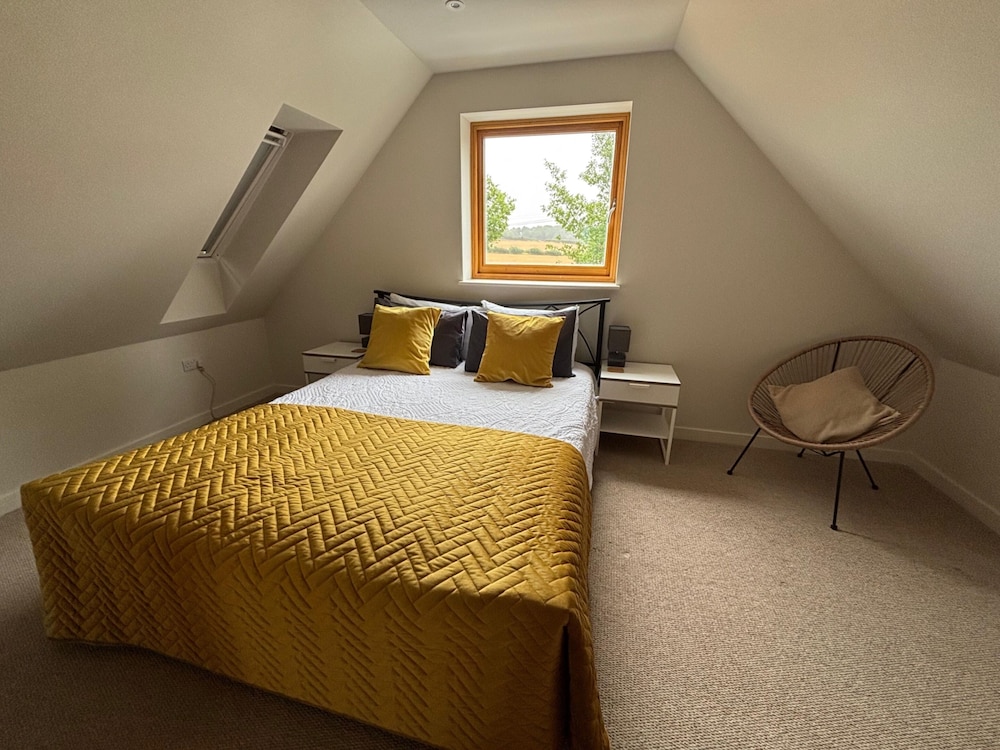 Tranquil Pond View Loft Retreat in Sudbury