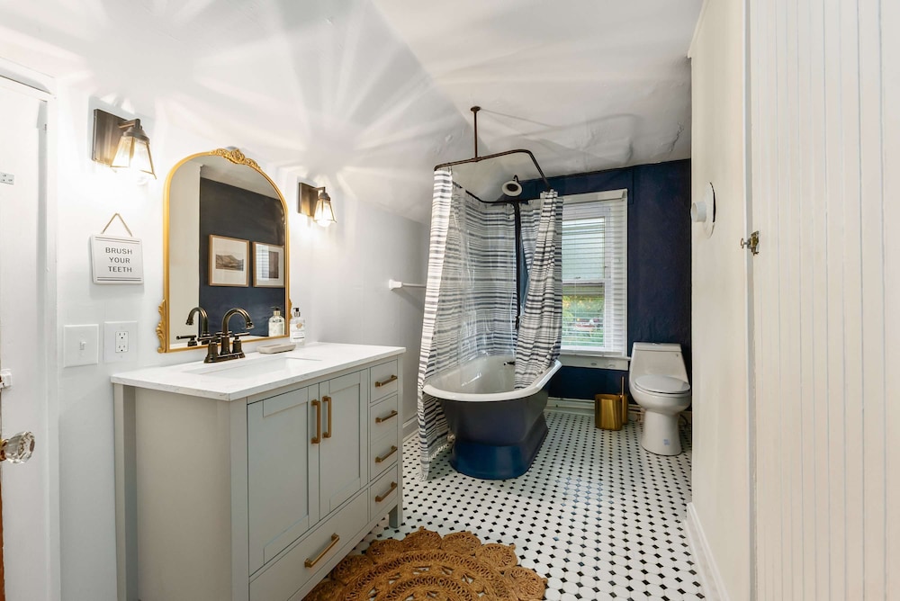 German Charm Suites Sleeps 8!