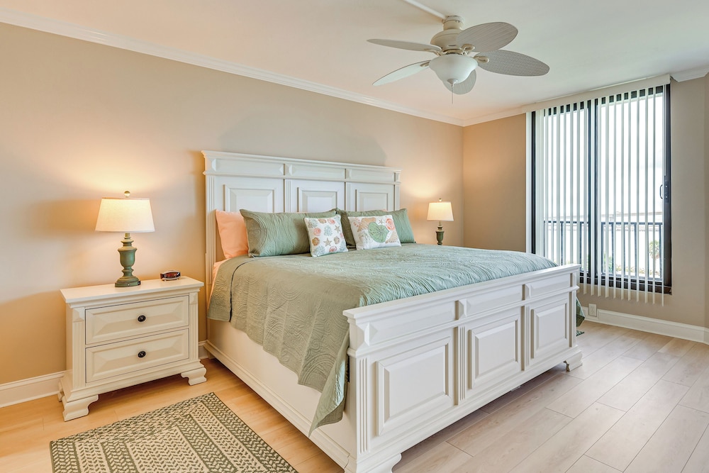 Panoramic Gulf Views: Renovated Fort Myers Condo!