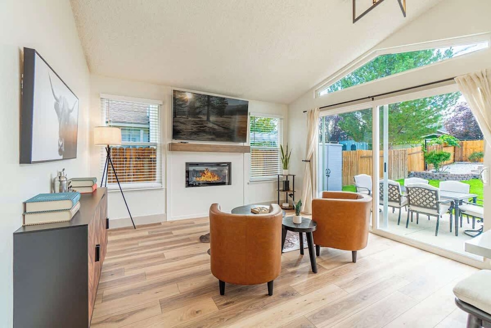 Modern Western Retreat Pet-friendly 4bed/2bath