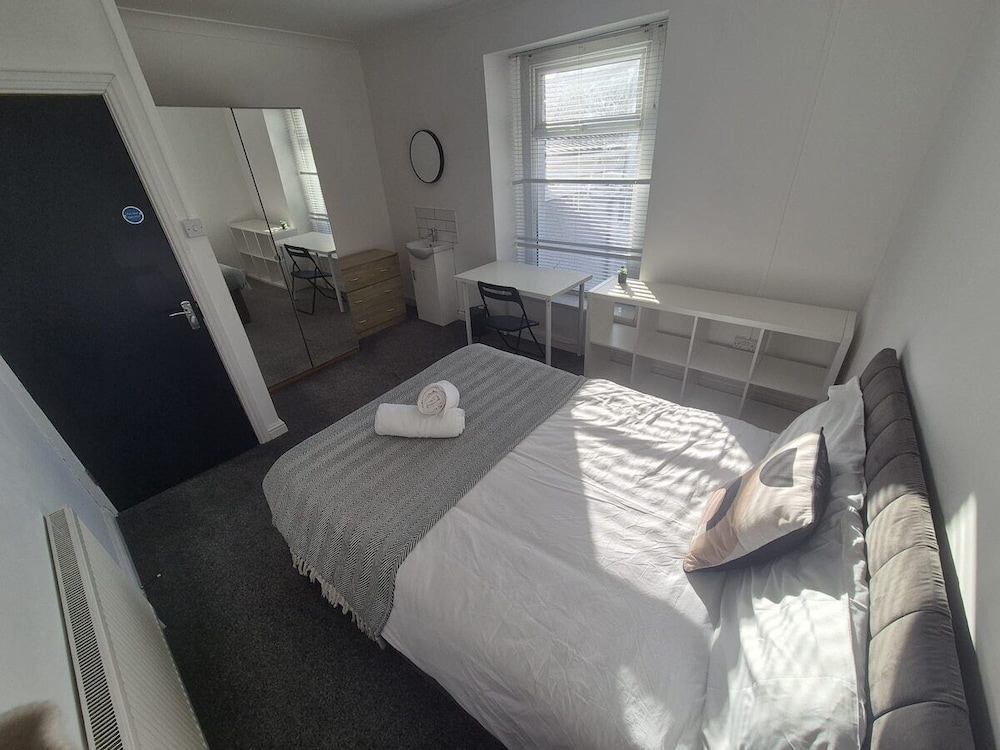 City Centre 6-bed Swansea Getaway