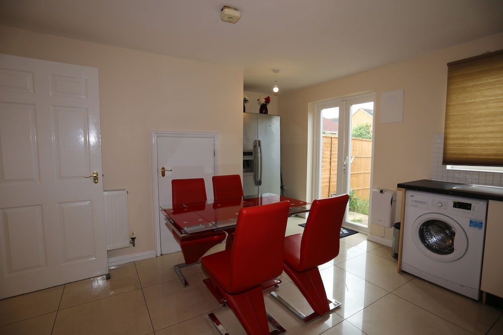 Beautiful 4 beds Hillview House