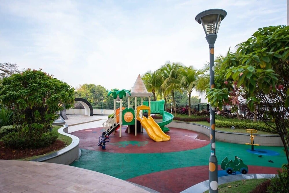 Comfy 3BR Apt in Danga Bay, Free Parking, Sea View