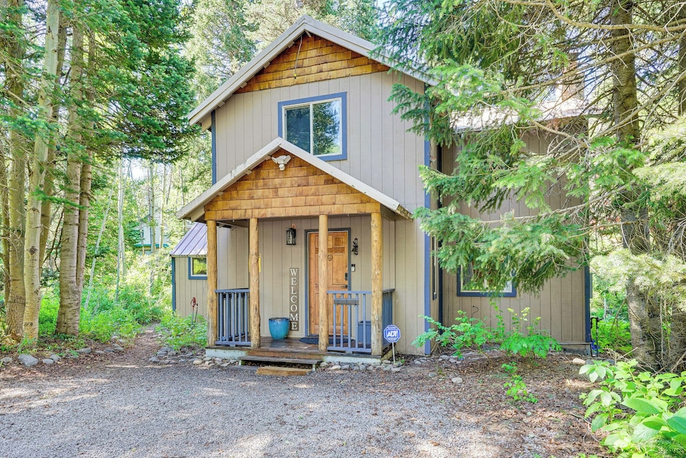 Solitude Mountain Cabin: Creek-side View & Hot Tub view 3