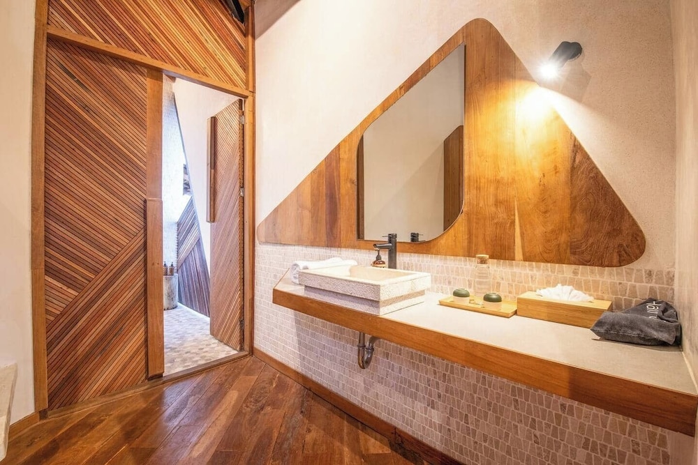 Gorgeous 2-br Penthouse With Views, 800m to the Be